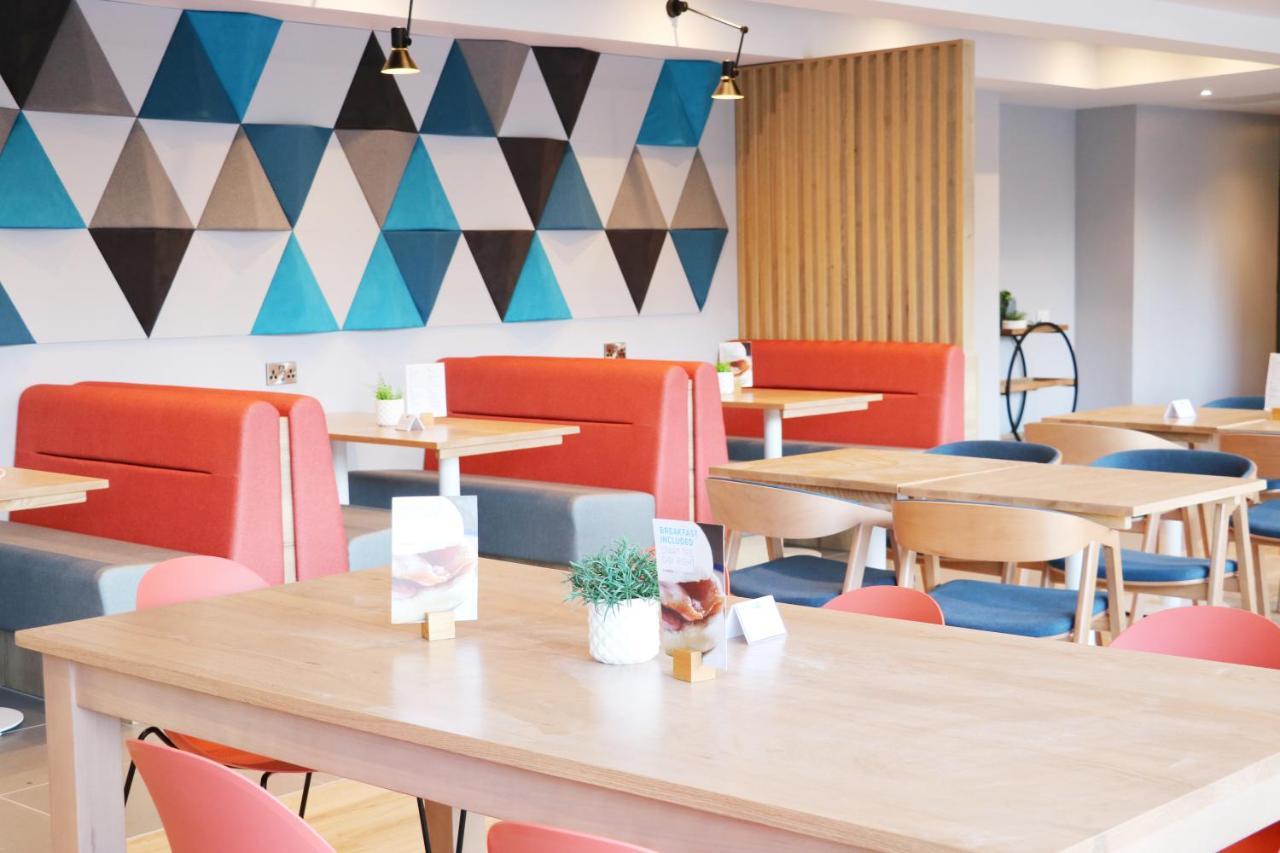 Holiday Inn Express, Chester Racecourse By Ihg Bagian luar foto