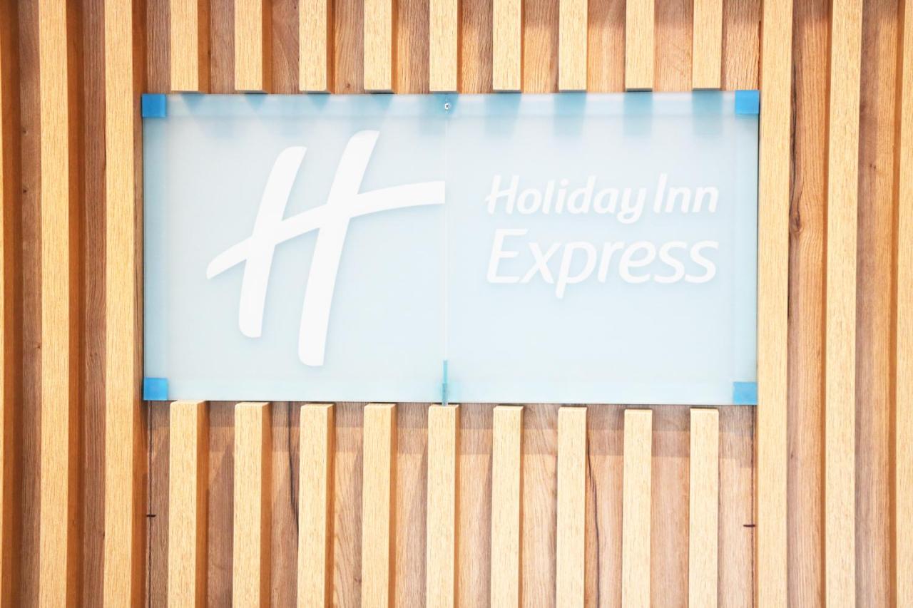 Holiday Inn Express, Chester Racecourse By Ihg Bagian luar foto