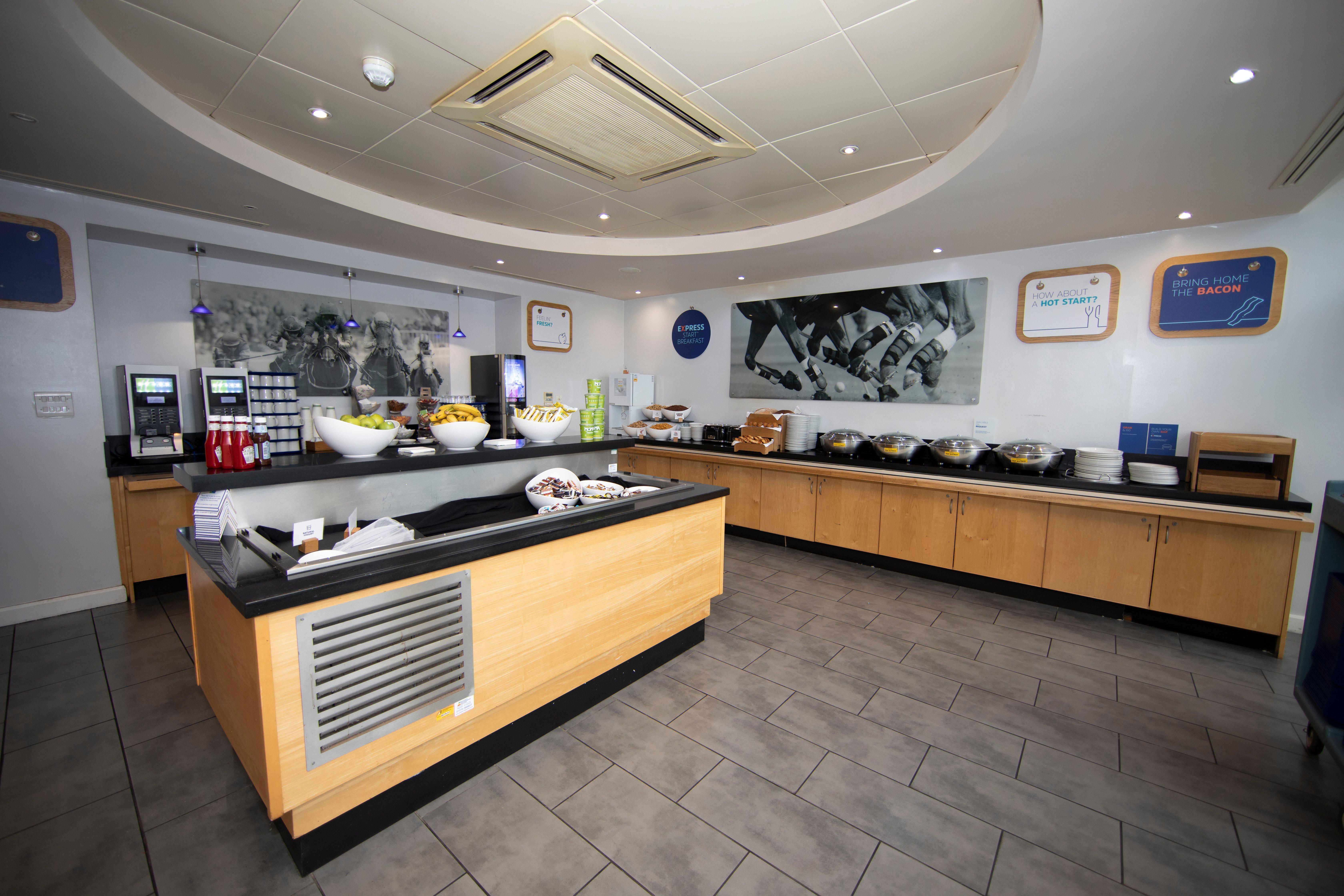 Holiday Inn Express, Chester Racecourse By Ihg Bagian luar foto