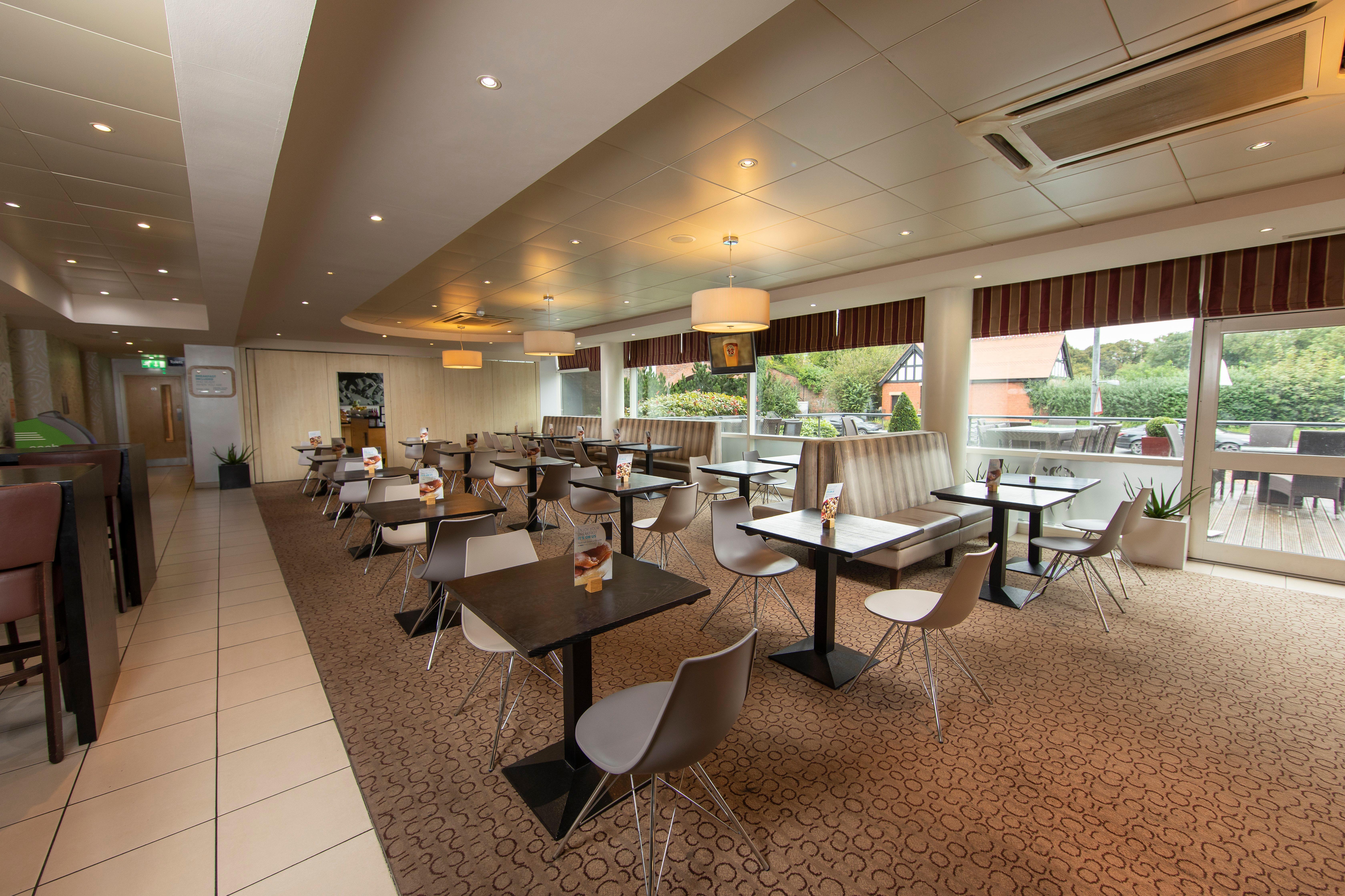 Holiday Inn Express, Chester Racecourse By Ihg Bagian luar foto