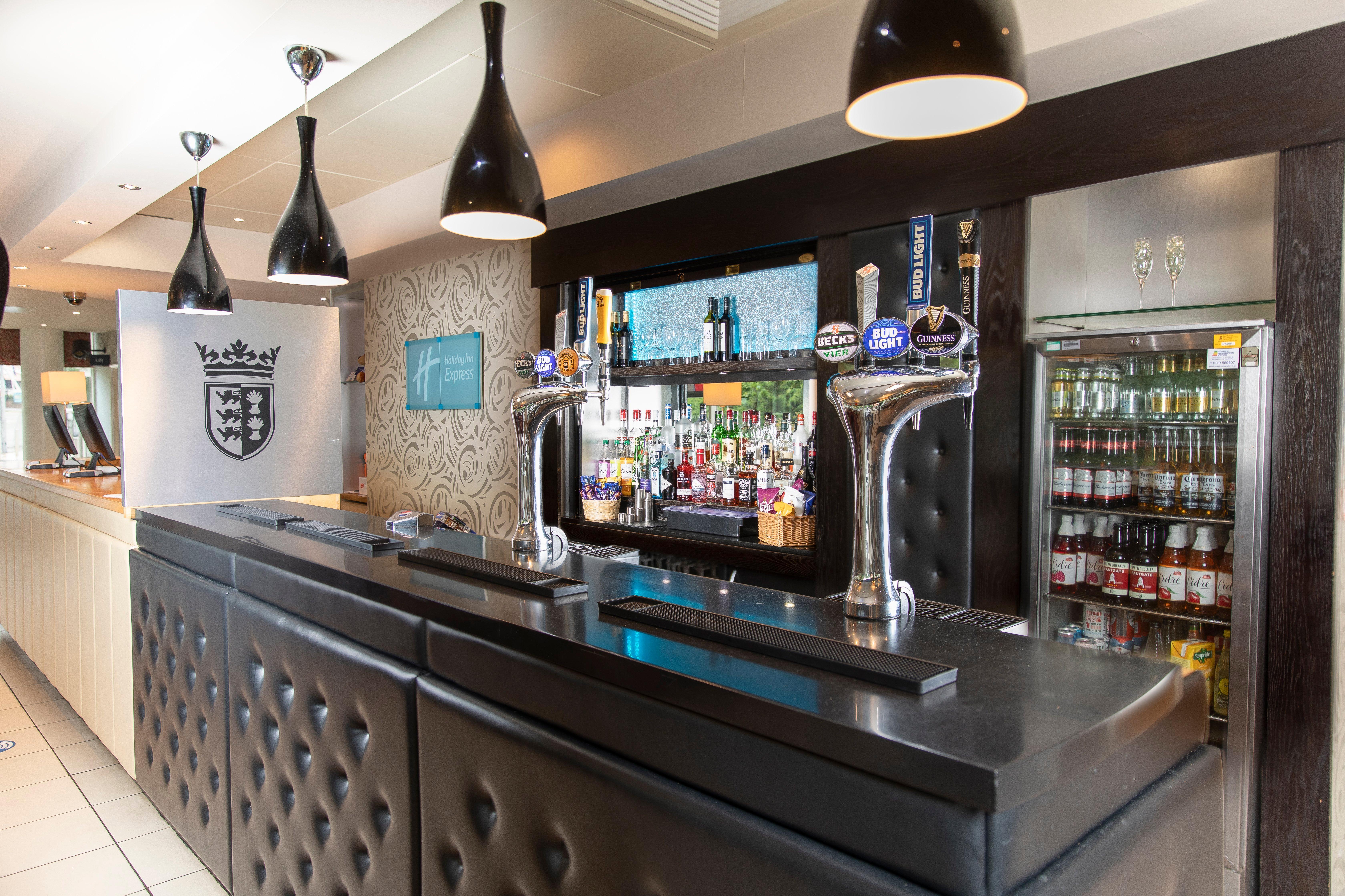 Holiday Inn Express, Chester Racecourse By Ihg Bagian luar foto