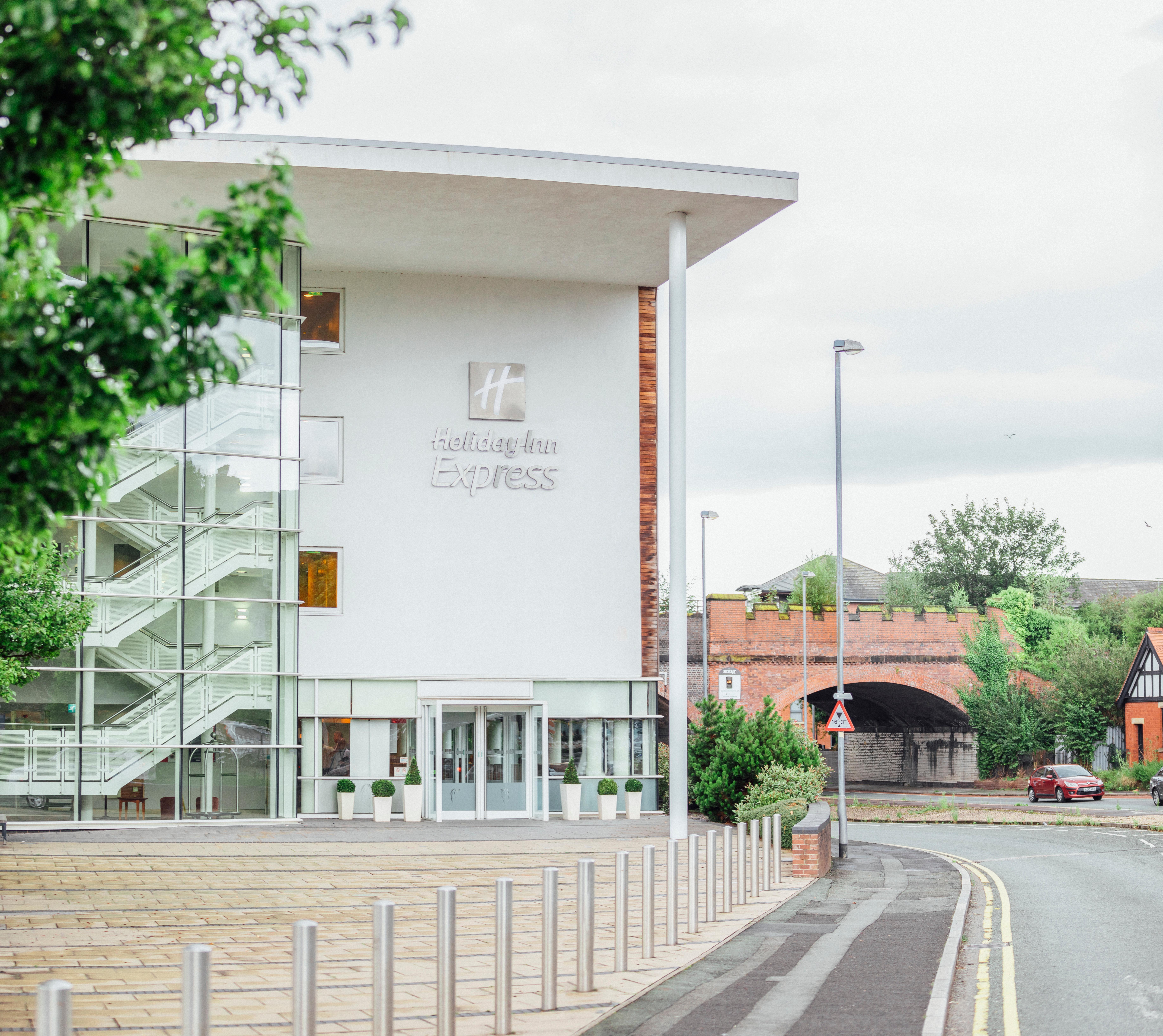 Holiday Inn Express, Chester Racecourse By Ihg Bagian luar foto