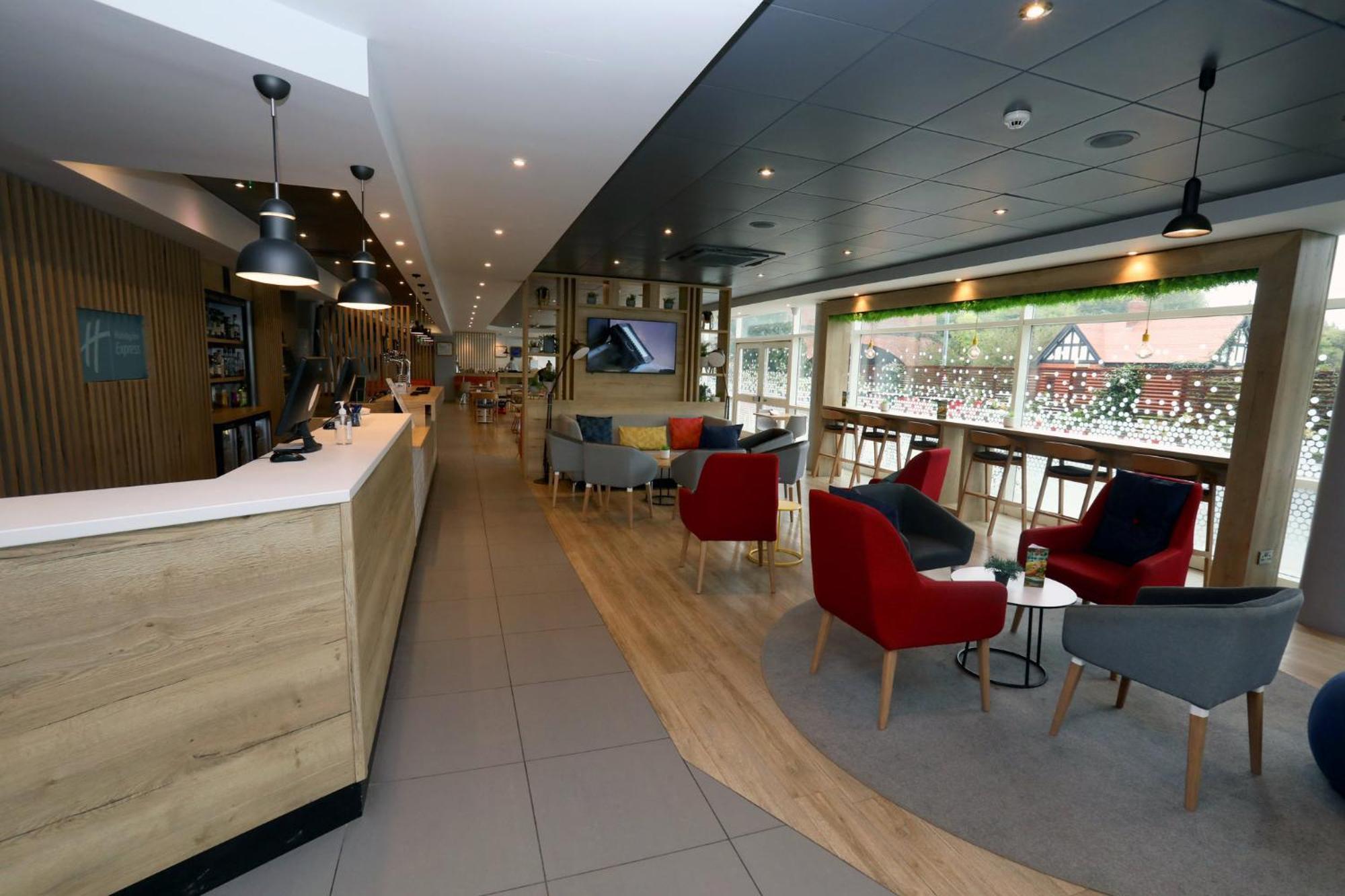Holiday Inn Express, Chester Racecourse By Ihg Bagian luar foto