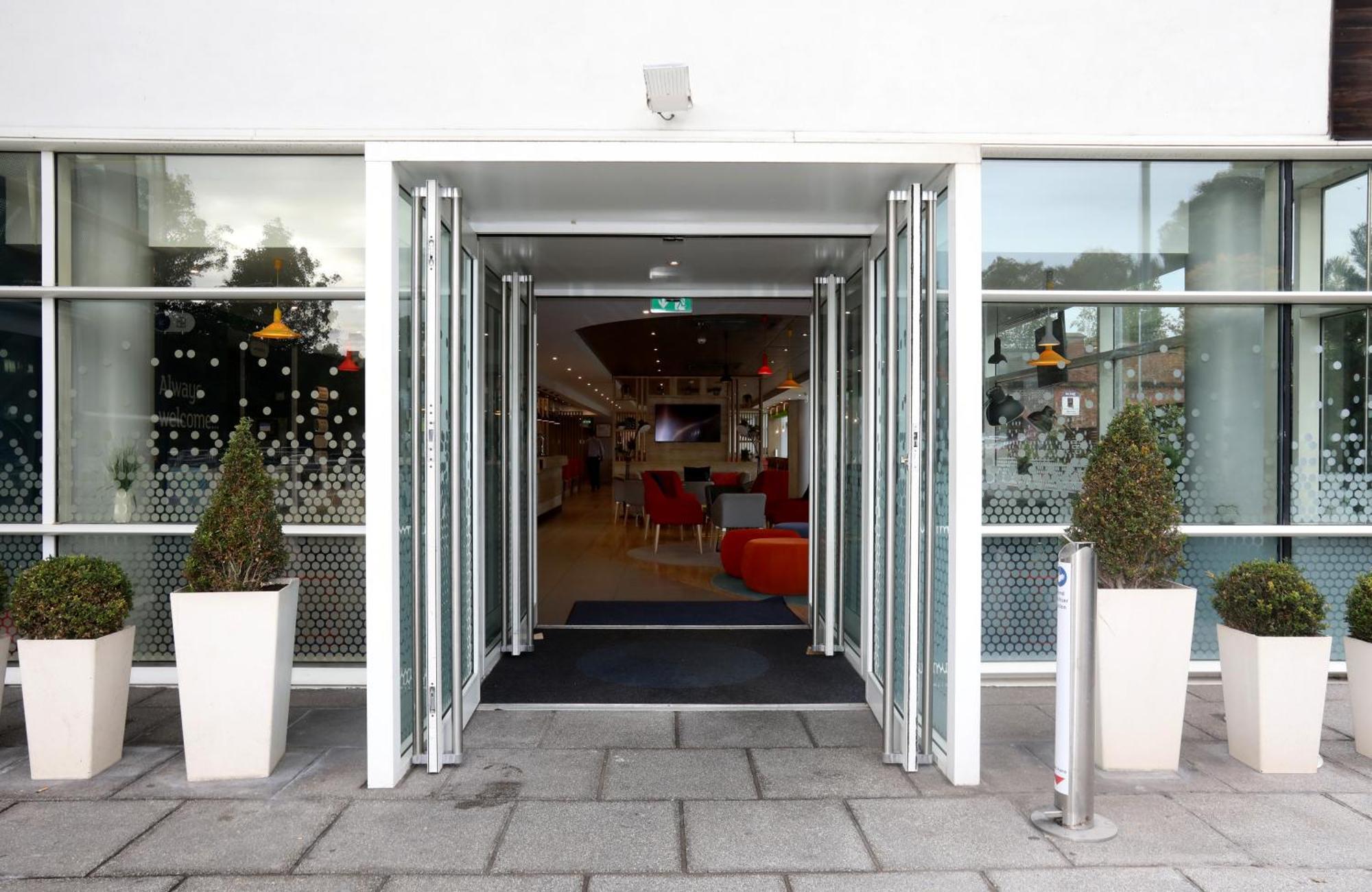 Holiday Inn Express, Chester Racecourse By Ihg Bagian luar foto