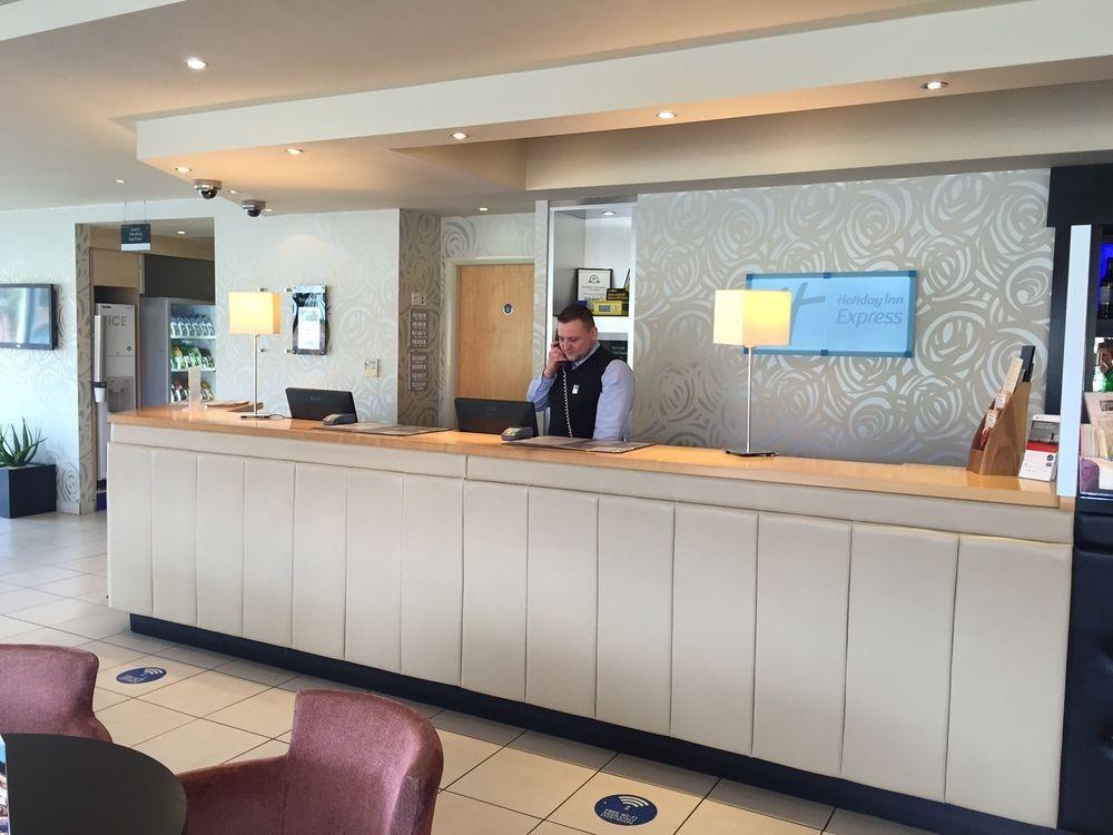 Holiday Inn Express, Chester Racecourse By Ihg Bagian luar foto